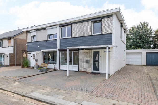 Foto - Te koop: Instapklaar gemoderniseerde geschakelde 2 onder 1 kap woning met voldoende woonoppervlakte, garage, berging en tuin in Simpelveld (Huls)